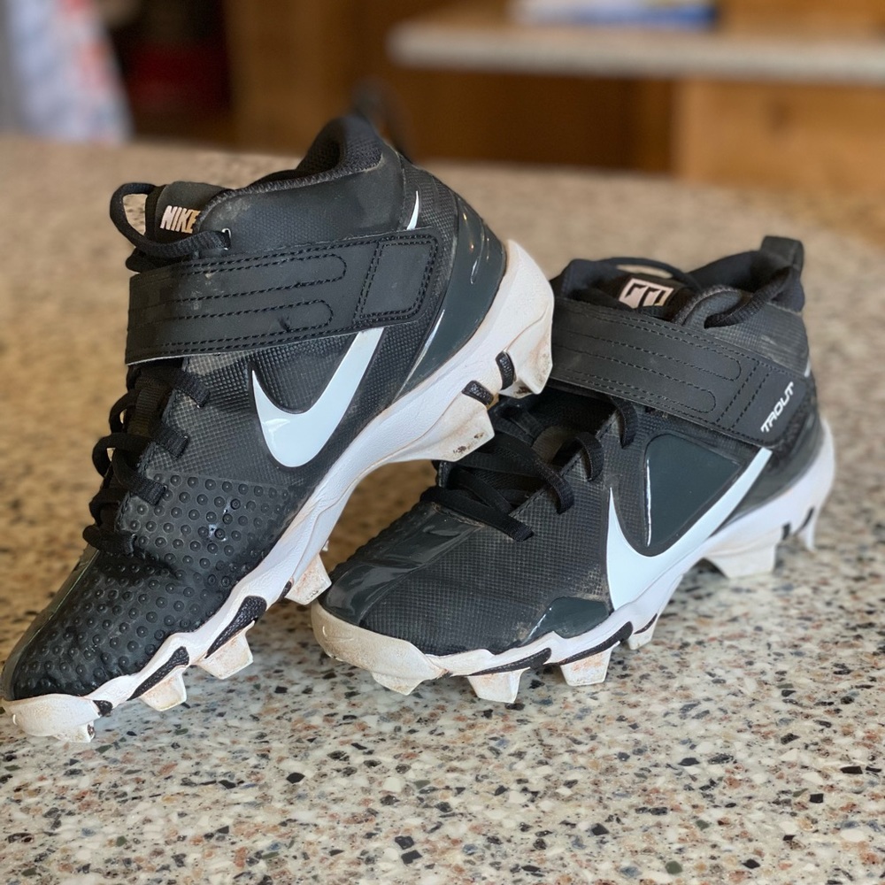 Baseball cleats